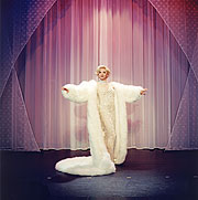 Von Kopf bis Fu&szlig; auf Marlene eingestellt : Konzert mit Chris Kolonko, dem Orchester Fink & Steinbach und den bekanntesten Songs von Marlene Dietrich in der Stadthalle Gersthofen (10. April 2015) (&copy;Foto. CK Showkonzepte)